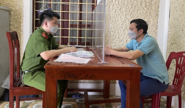 Tạm giữ đối tượng lợi dụng chức vụ, quyền hạn trong khi thi hành công vụ