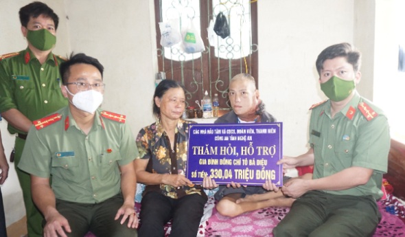 Trao tặng hơn 330 triệu đồng hỗ trợ đồng đội mắc bệnh hiểm nghèo