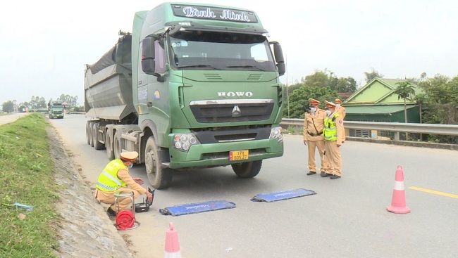 Các thiết bị cân di động được triển khai trong quá trình kiểm tra phương tiện xe tải chở hàng