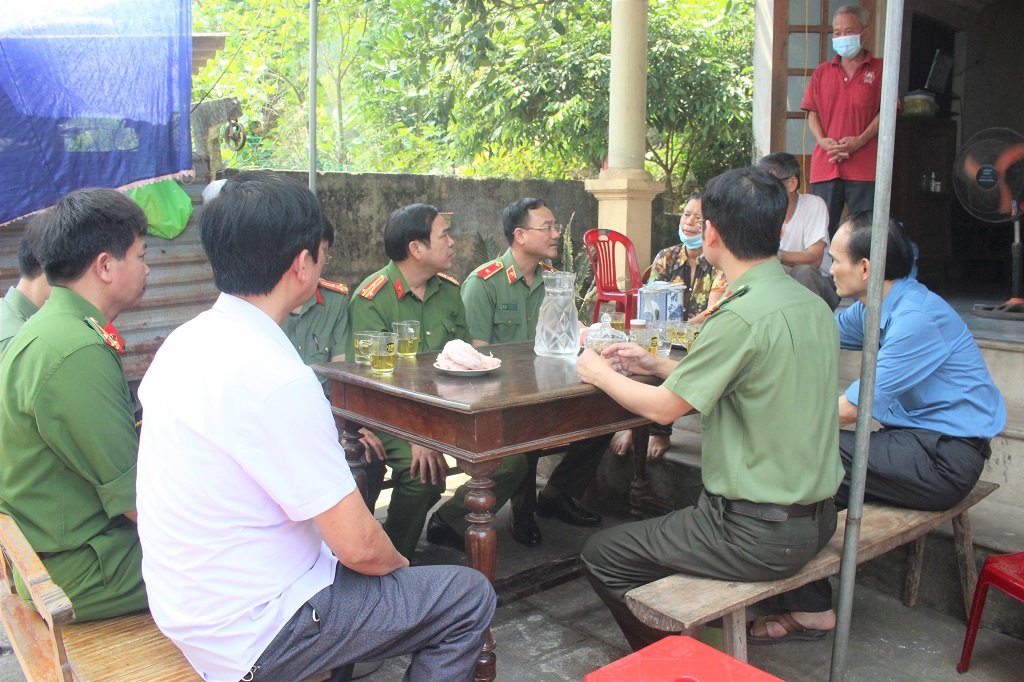 Đồng chí Thiếu tướng Phạm Thế Tùng, Giám đốc Công an tỉnh Nghệ An và đoàn công tác thăm hỏi, động viên gia đình đồng chí Diệu