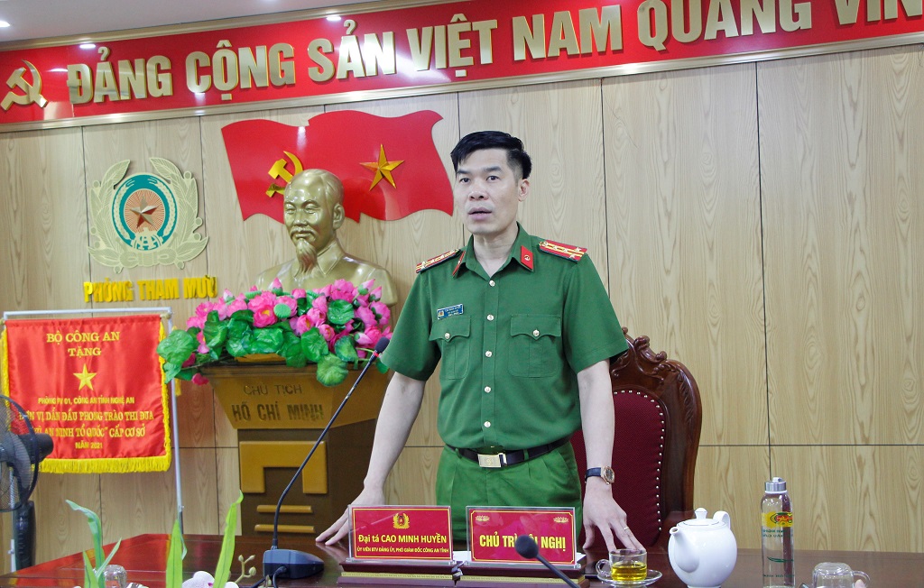 Đồng chí Đại tá Cao Minh Huyền, Phó Giám đốc Công an tỉnh phát biểu tại cuộc họp
