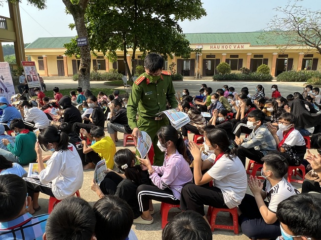 Phát tờ rơi tuyên truyền pháp luật về phòng, chống ma túy cho học sinh