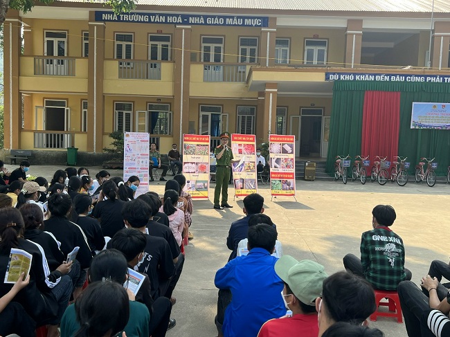 Nhiều kiến thức bổ ích về hệ lụy do ma túy gây ra được học sinh chú ý lắng nghe