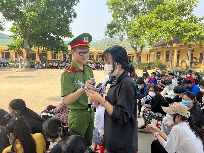 Giao lưu, trò chuyện về kiến thức phòng chống ma túy với học sinh