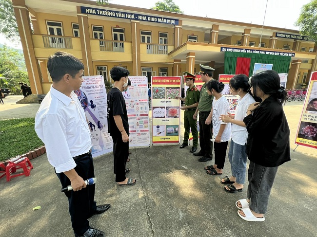 Mỗi cán bộ, giáo viên, học sinh tiếp tục là một tuyên truyền viên, vận động người thân và Nhân dân tránh xa ma túy