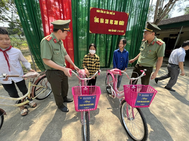 Trao tặng 10 xe đạp cho học sinh Trường THCS Hương Tiến