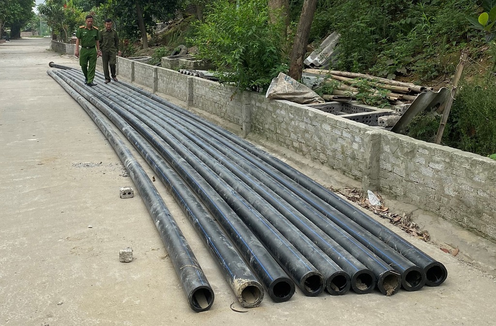 Tang vật là 09 ống dẫn nước cơ quan Công an đã thu hồi để trả lại cho bị hại  