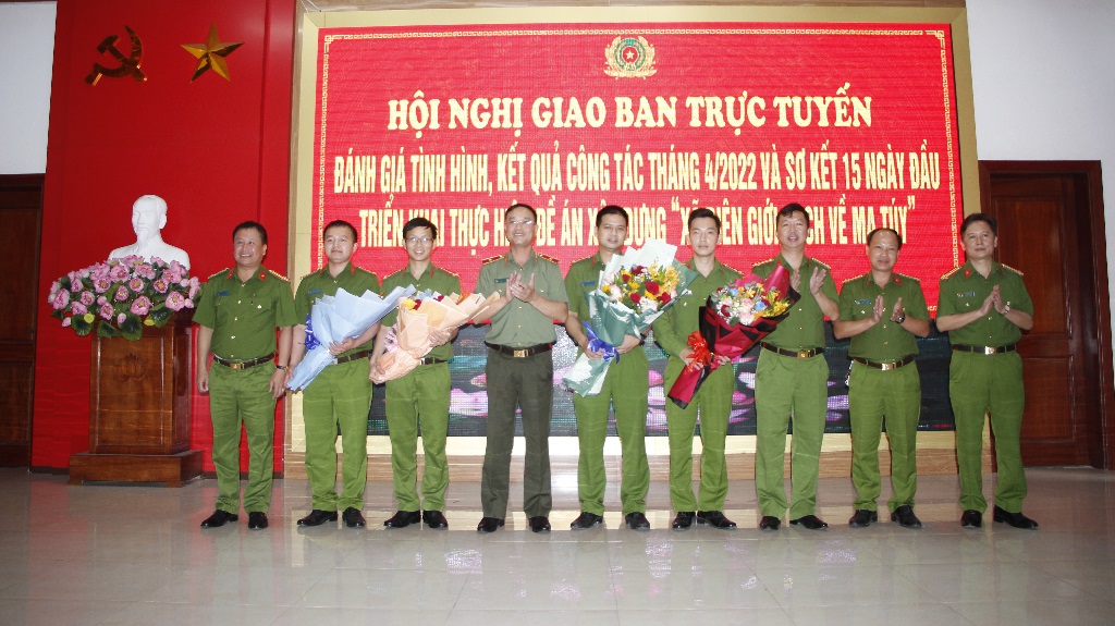 Lãnh đạo Công an tỉnh khen thưởng thành tích đặc biệt xuất sắc các lực lượng tham gia phá thành công 02 chuyên án ma túy trên địa bàn 02 huyện Tương Dương và Quế Phong