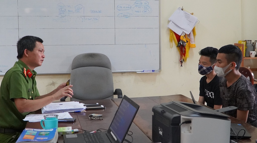 Công an huyện Hưng Nguyên làm việc với các đối tượng