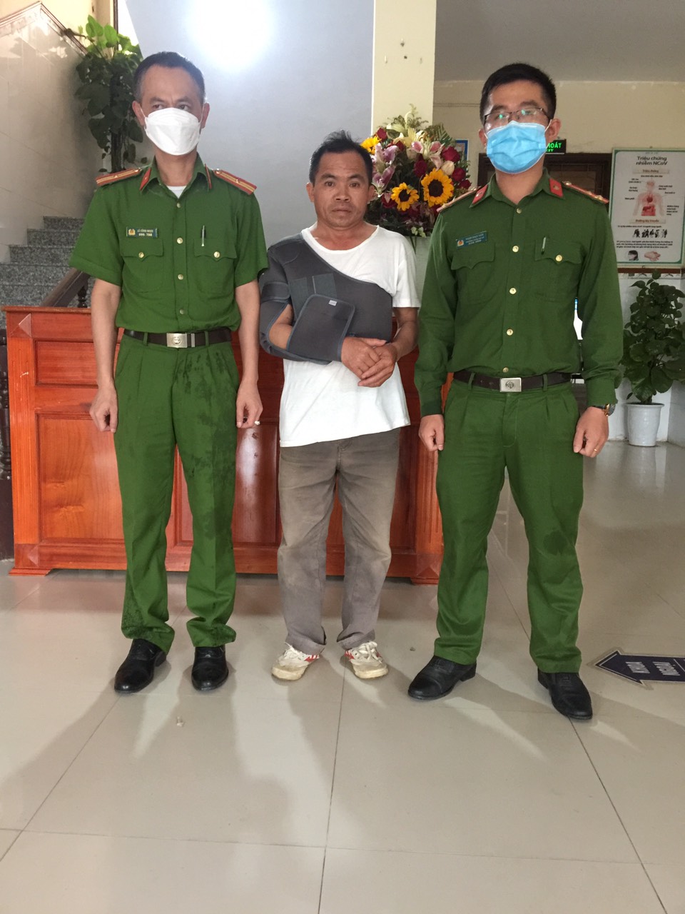 Công an xã Kỳ Tân thăm hỏi, động viên anh Chiến sau tai nạn