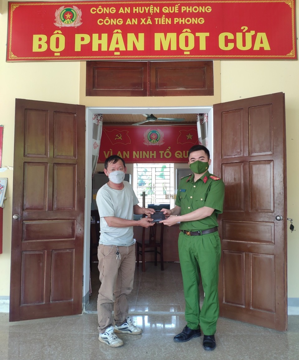 Công an xã Tiền Phong trao trả tài sản cho anh Ngô Sỹ Hướng