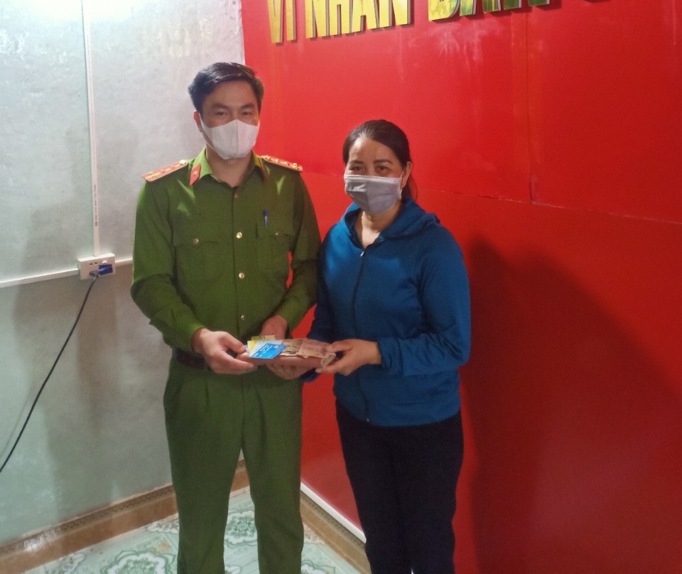 Công an xã Nghĩa Hoàn trao trả lại tài sản cho chị Thủy