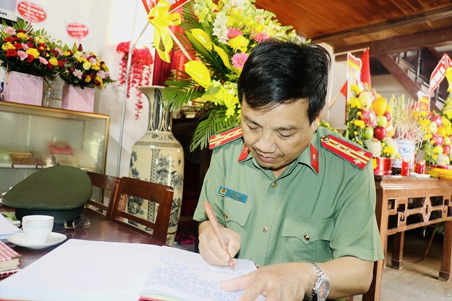 Đồng chí Đại tá Hồ Văn Tứ, Phó Giám đốc Công an tỉnh ghi vào Sổ lưu niệm tại Nhà tưởng niệm đồng chí Phan Đăng Lưu