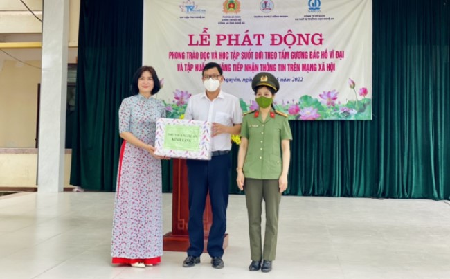 Lãnh đạo Phòng An ninh chính trị nội bộ và Thư viện tỉnh Nghệ An tặng 170 cuốn sách cho Trường THPT Lê Hồng Phong