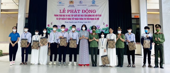 Đoàn cũng đã trao 10 phần quà cho 10 học sinh có hoàn cảnh khó khăn