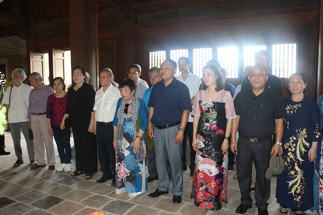 Dâng hoa, dâng hương tại Đền Chung Sơn - Đền thờ Gia tiên Chủ tịch Hồ Chí Minh, tại Núi Chung, xã Kim Liên, huyện Nam Đàn