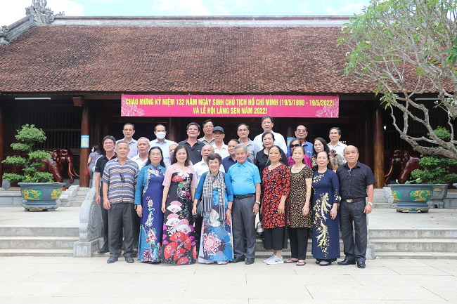 Đoàn chụp ảnh lưu niệm tại Khu di tích Kim Liên