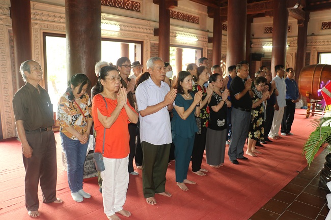 Đoàn dâng hoa, dâng hương tại Khu di tích Truông Bồn, huyện Đô Lương