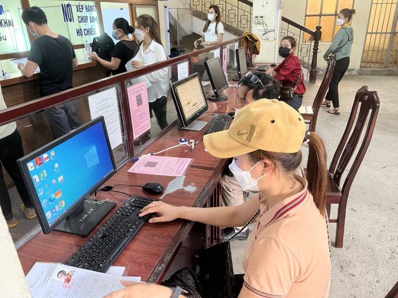 Người dân làm hồ sơ trực tuyến tại Phòng QLXNC Công an Nghệ An