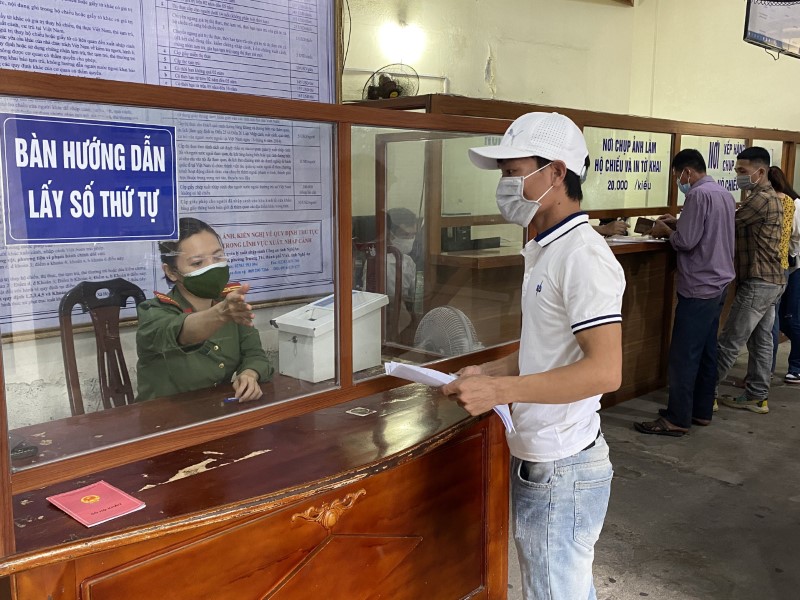 Cán bộ phòng Quản lý xuất nhập cảnh Công an Nghệ An hướng dẫn người dân làm thủ tục hồ sơ
