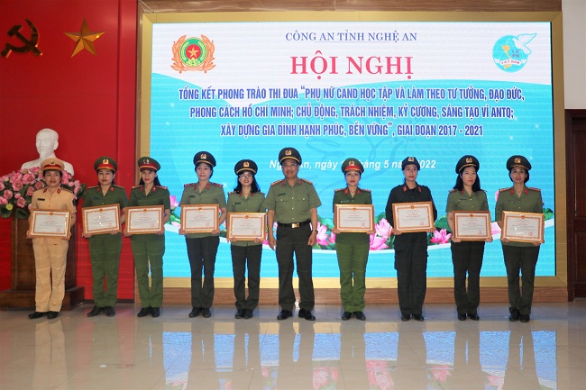 Trao thưởng cho các tập thể, cá nhân có thành tích trong thực hiện phong trào thi đua giai đoạn 2017 - 2021