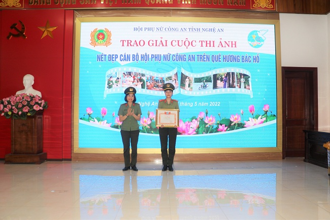 Trao giải cuộc thi ảnh “Nét đẹp cán bộ Hội Phụ nữ Công an trên quê hương Bác Hồ”