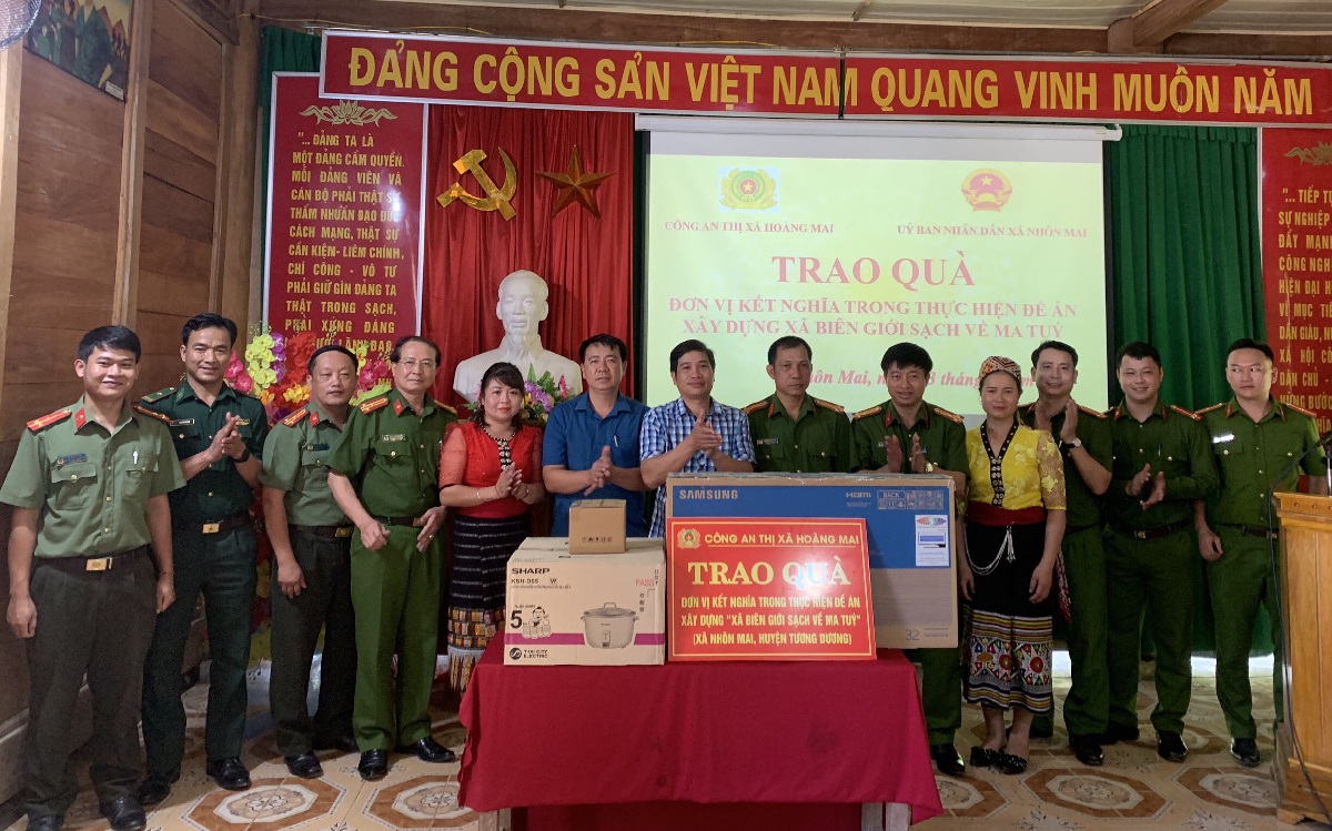 Công an thị xã Hoàng Mai tặng quà UBND xã Nhôn Mai, huyện Tương Dương