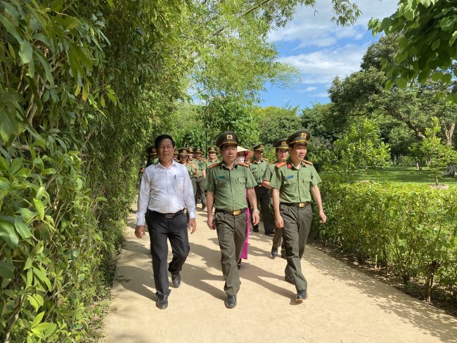 Đoàn đại biểu Phòng An ninh chính trị nội bộ Công an 02 tỉnh dâng hương, dâng hoa, báo công tại Khu di tích Kim Liên Nam Đàn
