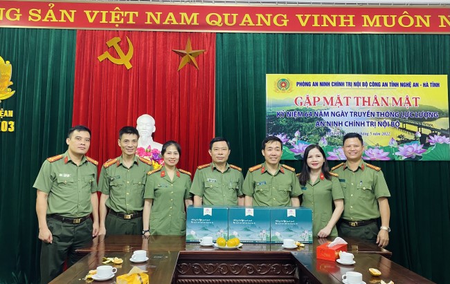 Lãnh đạo Phòng An ninh chính trị nội bộ Công an 02 tỉnh tặng quà lưu niệm 