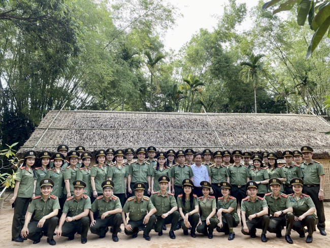Tập thể 02 đơn vị chụp ảnh lưu niệm tại quê nội Bác Hồ