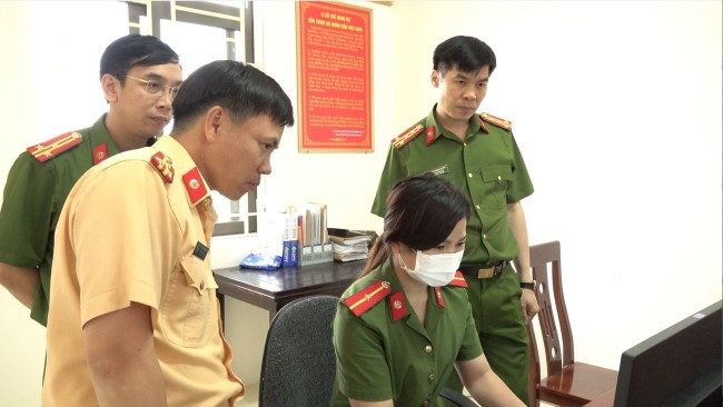 Đồng chí Phó Giám đốc yêu cầu các phòng chức năng liên quan thường xuyên hỗ trợ, hướng dẫn cho lực lượng Công an xã