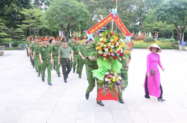 Đoàn đại biểu dâng hoa tại Khu di tích