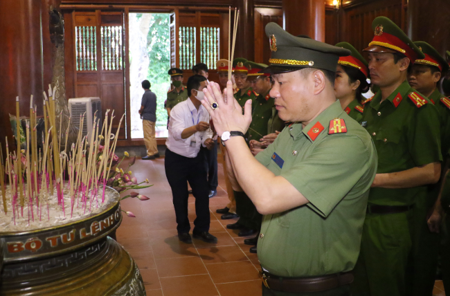 Đại diện lãnh đạo Công an thành phố Vinh dâng hương
