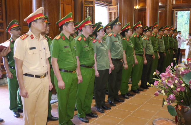 Trước anh linh của Người, đoàn đại biểu nguyện hứa tiếp tục phát huy truyền thống, luôn phấn đấu, rèn luyện theo tư tưởng, tấm gương đạo đức Hồ Chí Minh, xây dựng Công an thành phố Vinh ngày càng chính quy, tinh nhuệ, hiện đại