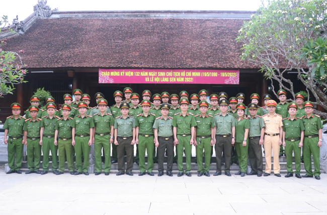 Đoàn đại biểu chụp ảnh lưu niệm tại khu di tích