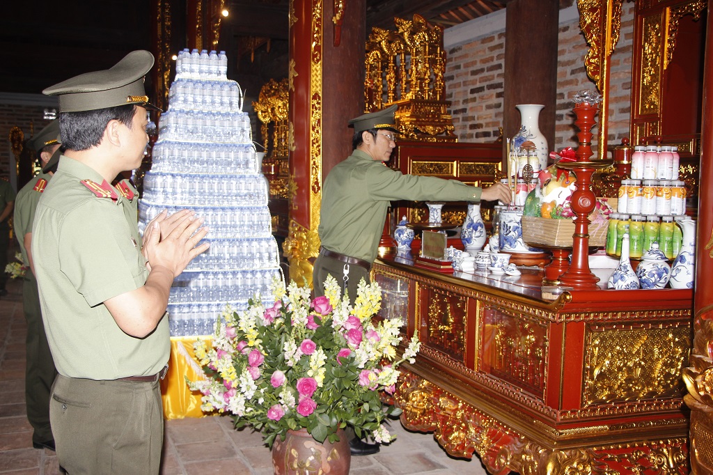 Đoàn dâng hoa, dâng hương tưởng niệm tại đền Chung Sơn