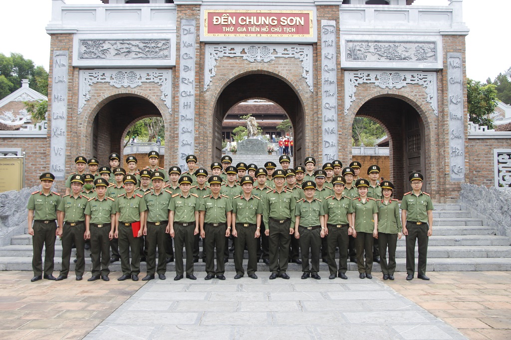 Đoàn chụp ảnh lưu niệm tại đền Chung Sơn