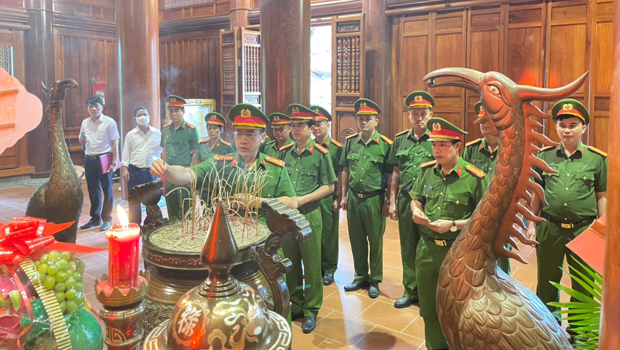 Đồng chí Thượng tá Nguyễn Bình Hà, Trưởng phòng Cảnh sát kinh tế thay mặt cán bộ, chiến sỹ dâng hương báo công lên Bác