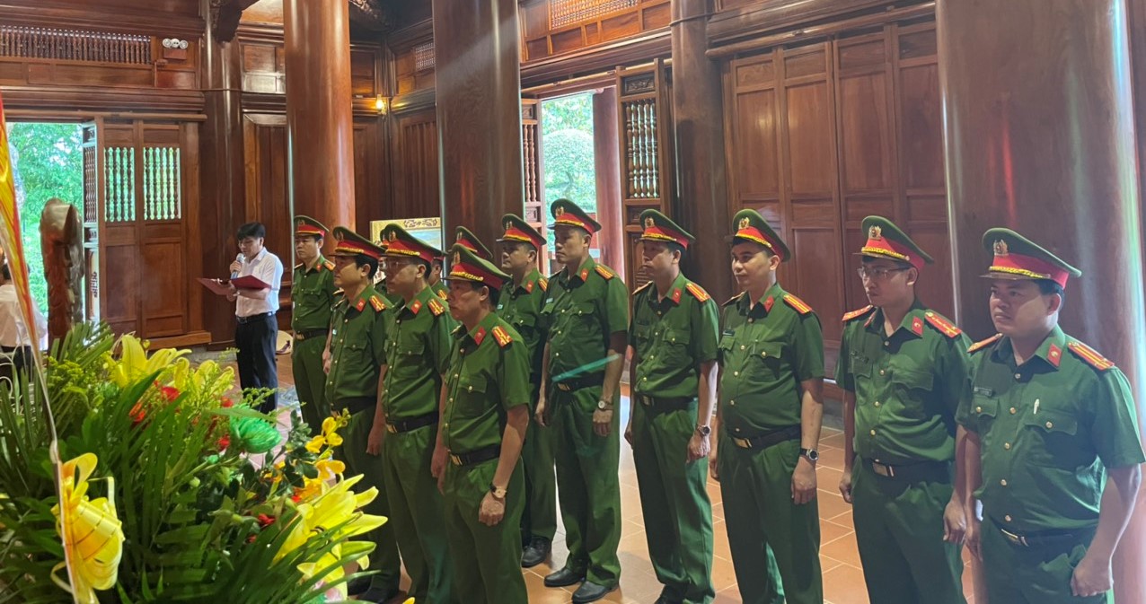 Trước anh linh của Bác, toàn thể cán bộ, chiến sỹ Phòng Cảnh sát kinh tế nguyện hứa sẽ quyết tâm phấn đấu hoàn thành xuất sắc nhiệm vụ được giao