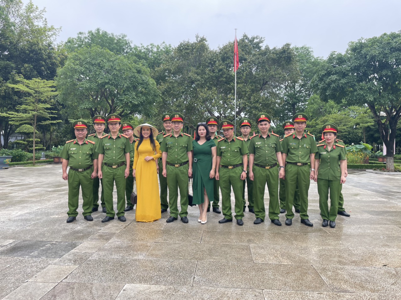 Đoàn đại biểu Phòng Cảnh sát kinh tế chụp ảnh lưu niệm tại Khu di tích Kim Liên
