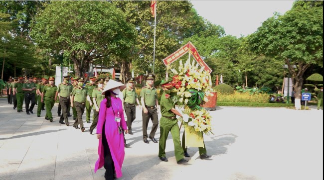 Công an tỉnh Nghệ An dâng lẵng hoa tươi thắm tưởng niệm Chủ tịch Hồ Chí Minh