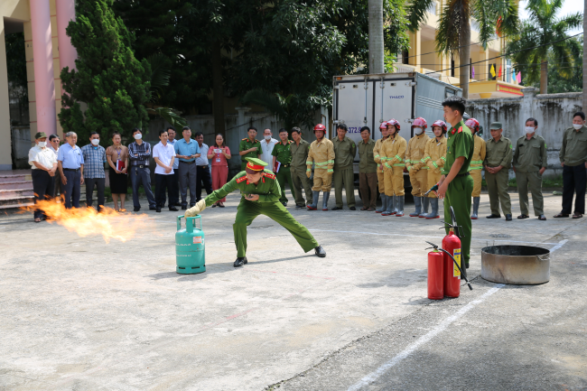 Công an thành phố Vinh hướng dẫn, tập huấn kỹ năng sử dụng các dụng cụ chữa cháy cho tổ tự quản về PCCC