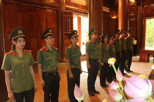 Trước anh linh của Bác, tập thể cán bộ, chiến sĩ đơn vị nguyện hứa sẽ quyết tâm phấn đấu hoàn thành xuất sắc nhiệm vụ được giao