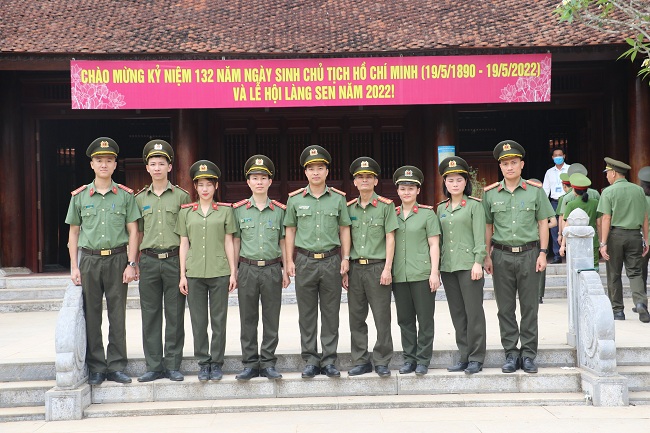 Đoàn chụp ảnh lưu niệm tại Khu di tích Kim Liên
