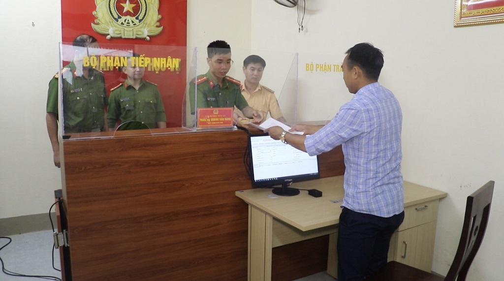 Mặc dù thời tiết không thuận lợi, nhưng ngay từ sớm, người dân trên địa bàn xã Tri Lễ, huyện Quế Phong đã đến trụ sở Công an xã để làm thủ tục