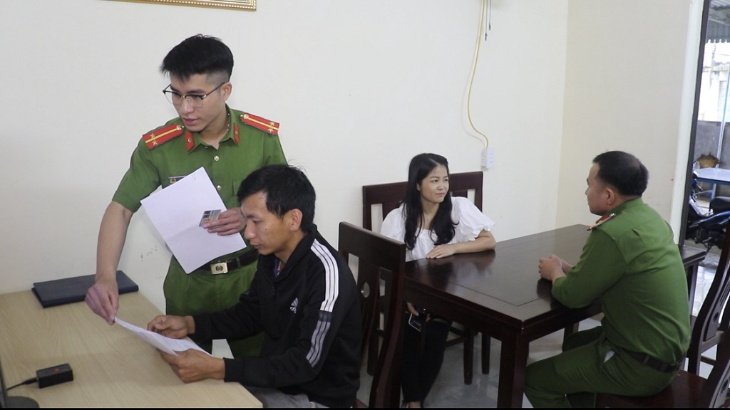 Tại đây, cán bộ Công an tại xã đã tận tình hướng dẫn các thủ tục cần thiết để người dân thuận lợi trong việc đăng ký phương tiện là xe gắn máy