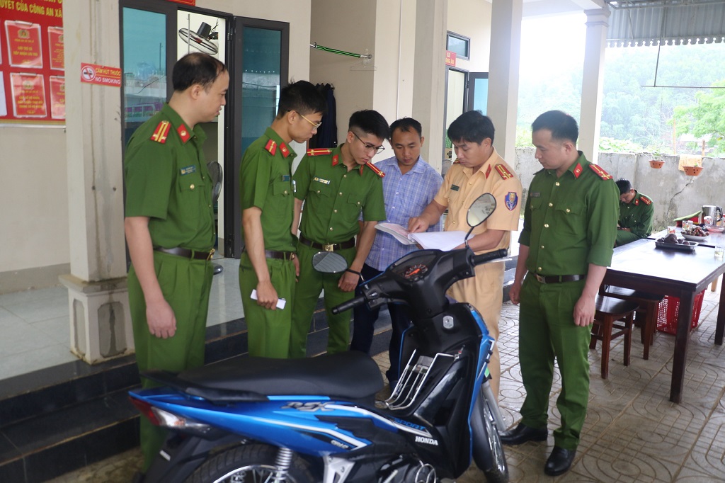 Đồng chí Thượng tá Nguyễn Văn Hùng, Phó Phòng Cảnh sát giao thông Công an tỉnh Nghệ An kiểm tra, hướng dẫn hoạt động cấp đăng ký phương tiện tại địa bàn xã Tri Lễ