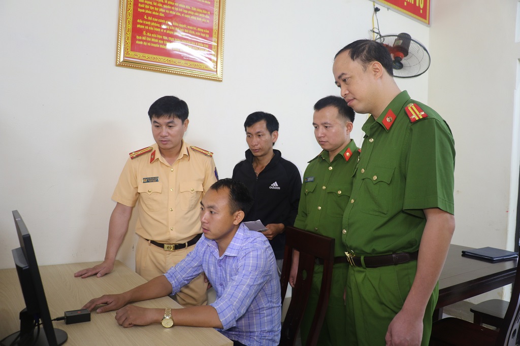 Người dân chuẩn bị làm thủ tục bấm biển số phương tiện