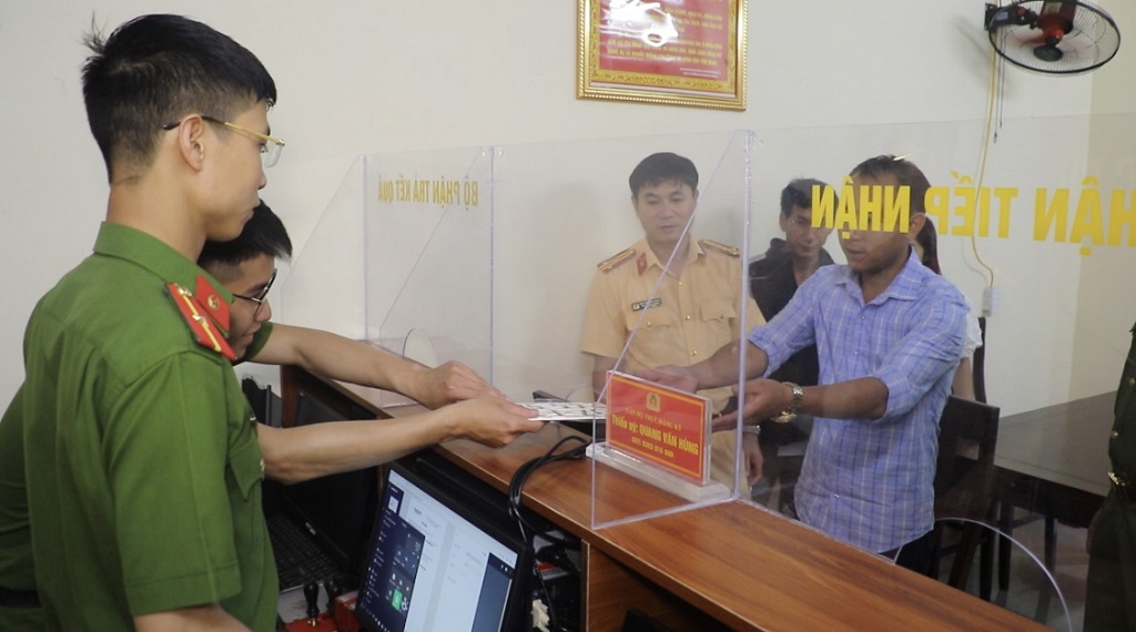Sau khi bấm biển người dân được nhận biển và giấy hẹn đăng ký xe
