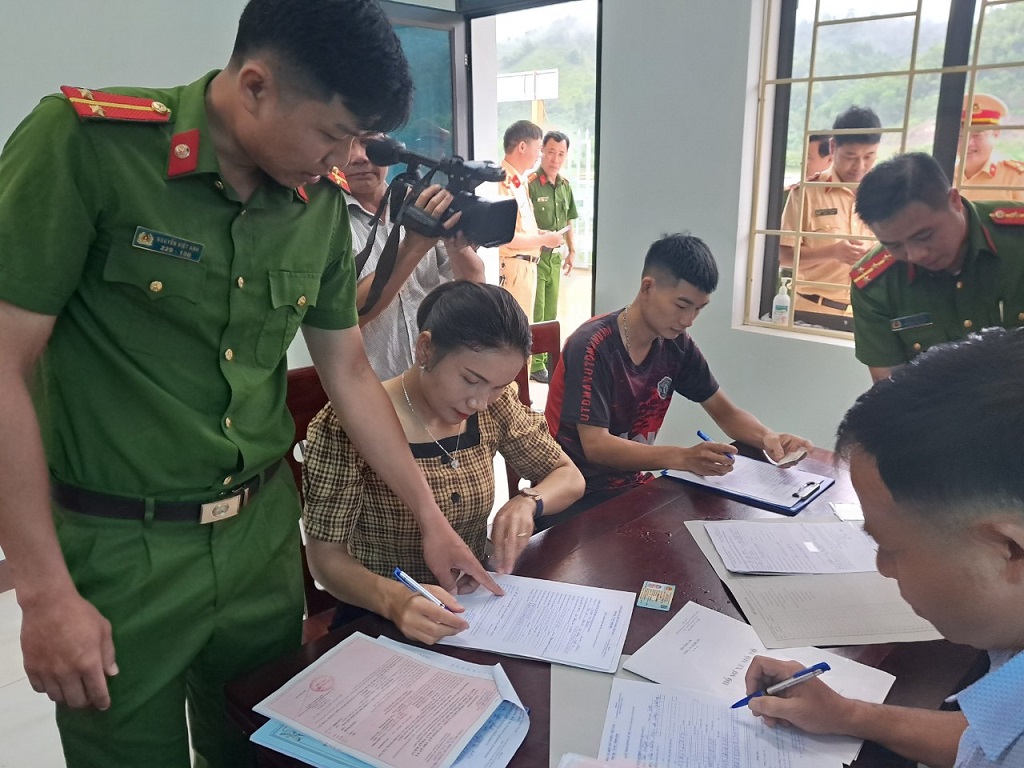 Cán bộ Công an xã hỗ trợ người dân làm thủ tục đăng ký cấp biển số xe